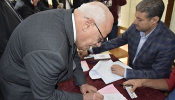 محافظ بورسعيد يدلي بصوته في الانتخابات الرئاسية 2024   ويناشد المواطنين بممارسة حقهم الدستوري في الانتخابات 
