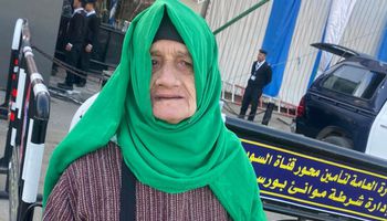مسنة تقف امام إحدى اللجان الانتخابية ببورسعيد تدعو للرئيس السيسى 