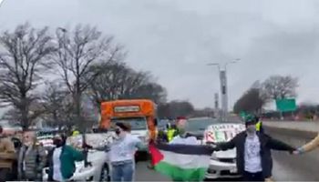 نشطاء أميركيون يقطعون الطريق المؤدي لمطاري « LAX و JFK " للدعوة لـ وقف الحرب على غزة
