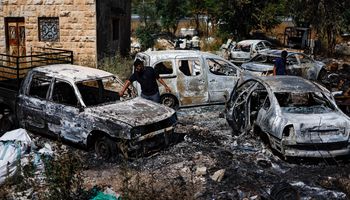 المستوطنون يحرقون السيارات والمنازل بالضفة الغربية