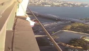 جانب من فيديو سقوط الفتاة