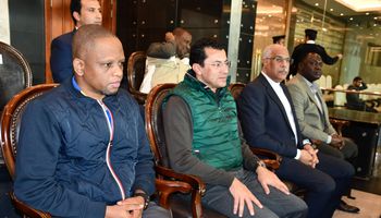 وزير الرياضة يؤازر منتخب مصر