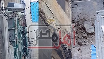 عقار آيل للسقوط يهدد حياة الأهالي