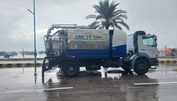 انتشار سيارات شفط مياه الأمطار بشوارع الإسكندرية