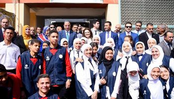 زيارة وزير الهجرة لطلاب المدارس الفندقية بالفيوم