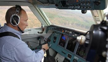 صعود بوتين إلى قاذفة تو-160