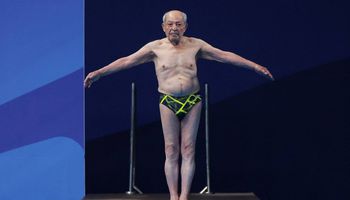 عجوز يشارك في بطولة العالم للألعاب المائية