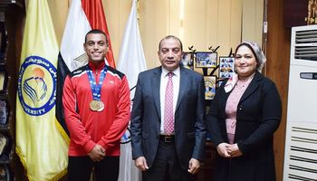 فوز طالب جامعة بنى سويف كريم محمود الحاصل على الميدالية الذهبية في سباق " العدو السريع" ببطولة فزاع بالإمارات