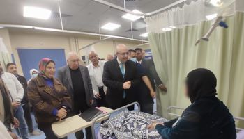 محافظ بني سويف  يطمئن على  المرضى من الأشقاء الفلسطينيين أثناء تلقيهم العلاج  بقسم الأورام بالمستشفى الجامعي