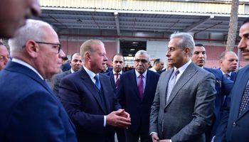 وزير العمل ومحافظ بورسعيد يتفقدان شركة كابسي للدهانات