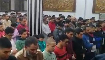 خشوع ودعاء وتضرع.. الآلاف يؤدون ثاني صلاة تراويح بمساجد الإسكندرية