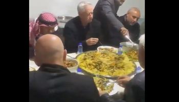 غانتس وادرعي على مائدة افطار رمضان