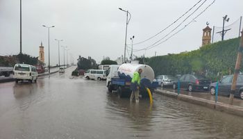 تعامل صرف الإسكندرية لرفع تجمعات مياه الأمطار