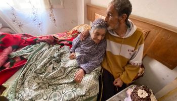 «محمد» 70 عامًا ترك أسرته ووهب حياته لخدمة شقيقته القعيدة ببورسعيد