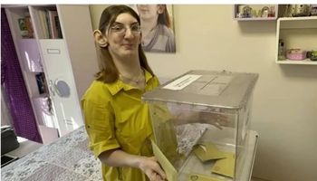 أطول امرأة في العالم تشارك في الانتخابات التركية