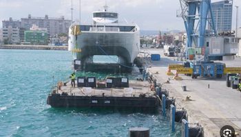 استعدادات في ميناء لارناكا في قبرص لنقل مساعدات إنسانية إلى قطاع غزة