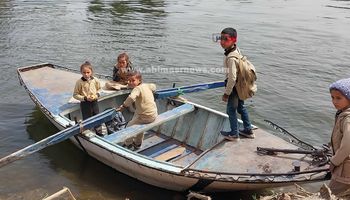 "القارب" وسيلة طلاب جزيرة "نزلة باقور" للمدارس