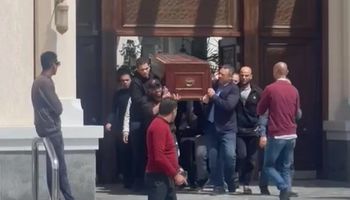 تأثر الموسيقار خالد حماد أثناء تشييع جنازة والدته