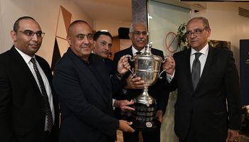 سفير مصر بالسعودية يتسلم كأس مصر