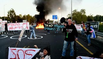 عائلات الأسرى الإسرائيليين تغلق طريق القدس بـ«أقفاص»