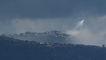 غارات إسرائيلية على جنوب لبنان بعد إطلاق حزب الله لأكثر من 100 صاروخ