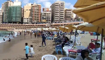 إقبال المواطنين على شواطئ الإسكندرية