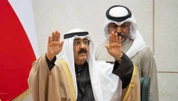 أمير الكويت يصل مطار القاهرة للقاء السيسي