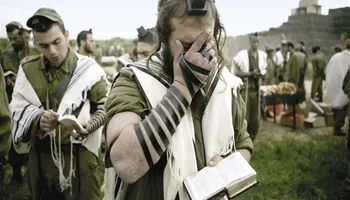 جنود الجيش اليهودي يصلون لإله متعطش للدماء ينتعش من رائحة القرابين