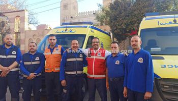 سيارات الإسعاف لتأمين المصللين أمام مسجد ناصر