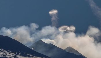 ظهور دوائر من الدخان يُثير الجدل في سماء إيطاليا