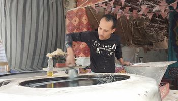 محمد الشريف فنان صناعة الكنافة البلدى