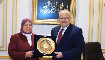 رئيس جامعة القاهرة مع الدكتورة فطامة عابد 