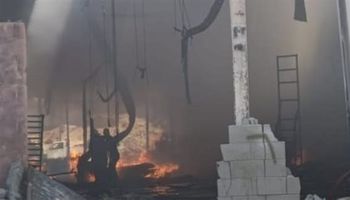 حريق يلتهم مصنع بويات بمنطقة المصانع في بدر