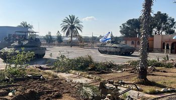 دبابات اسرائيلية في معبر رفح