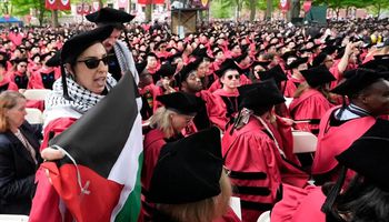 مجموعة من الطلاب يغادرون حفل تخرجهم بجامعة هارفارد ويهتفون "فلسطين حرة"