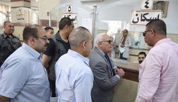 محافظ بورسعيد يتابع  سير وانتظام العمل في تلقي طلبات التصالح من المواطنين 