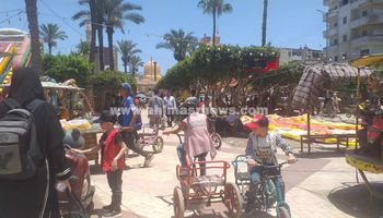 إقبال الأطفال على تأجير الدراجات ثاني أيام العيد 