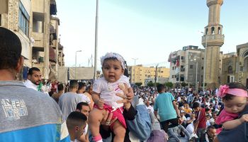 الأطفـال يتصدرون المشهد.. آلاف البورسعيدية يتوافدون على الساحات لأداء صلاة عيد الأضحى