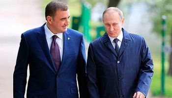 الرئيس الروسي فلاديمير بوتين ومساعده أليكسي ديومين