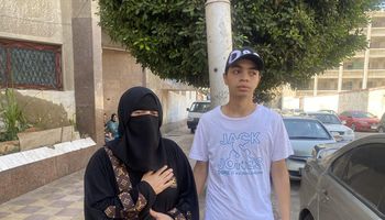 الطالب محمد عادل و والدته