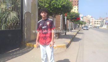 طالب ثانوي أزهري زملكاوي يرتدي تيشيرت النادي الأهلي 