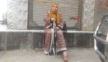 والدة طالبة ثانوية عامة بكفر الشيخ تنتظرها أمام اللجنة رغم إجرائها عملية جراحية بقدمها