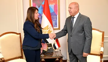 وزير الصناعة والنقل اثناء لقاءه سفيرة الولايات المتحدة الأمريكية بالقاهرة