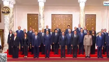 الرئيس السيسي يلتقط صورة تذكارية مع وزراء الحكومة الجديدة
