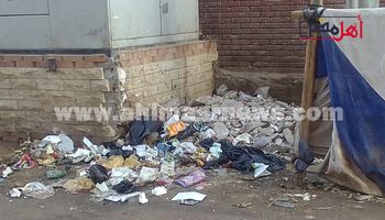  القمامة تحاصر إحدى لجان الثانوية العامة