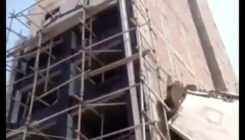 سقوط سقالة برج تحت الإنشاء بطريق الفيوم القاهرة 