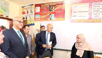 وزير التربية والتعليم والمحافظ يتفقد المدارس