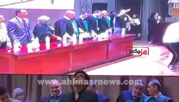 وصلة رقص لطالب خلال حفل النخرج