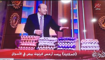 عمرو أديب يرصد أسعار البيض 