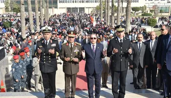 محافظ بورسعيد يضع إكليلا من الزهور على النصب التذكاري بميدان الشهداء احتفالا بالعيد القومى الـ68 للمحافظة.